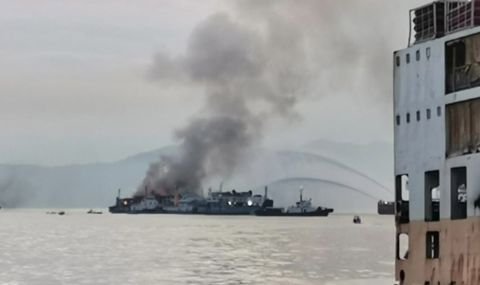 Запали се филипински ферибот, спасяването на пасажерите продължава - 1