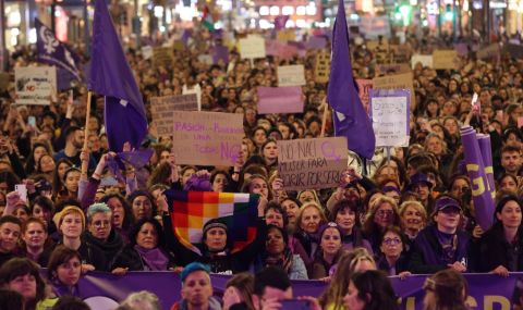 Стотици хиляди жени излязоха снощи по улиците на Испания - 1