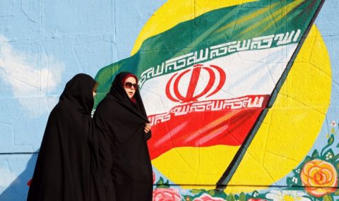 В Иран започват да прилагат мерки за идентифициране и наказване на нарушителите на правилата за носене на хиджаб - 1