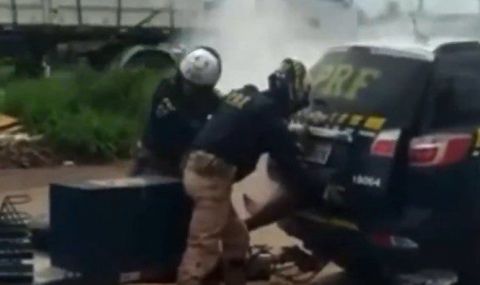 Видеоклип потресе Бразилия! Полицаи задушават мъж в багажника на автомобил - 1