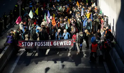 700 environmental activists detained after blocking highway in Netherlands  - 1