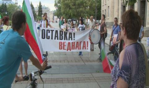 България продължава да иска оставки - 1
