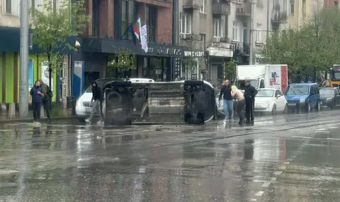 Линейка се обърна на едно от ключовите кръстовища в София – при бул. „Христо Ботев“ и бул. „Сливница“(ВИДЕО)