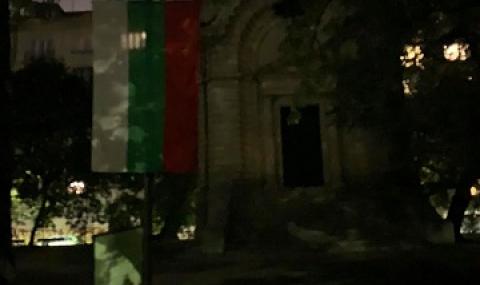 Срам и позор! Мавзолеят на Батенберг тъне в мрак, а съветският паметник ''грее'' - 1