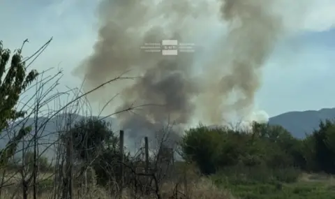 Голям пожар край Сопот. 6 екипа огнеборци гасят пламъците - 1