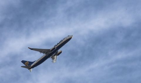 Съдят стюард, напил се по време на полет - 1