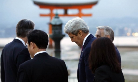 Джон Кери прави историческо посещение на мемориала в Хирошима - 1