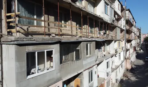 Глобиха фирмата за надзор, която позволи цял блок в Свищов да остане без парапети на балконите заради спряно саниране - 1