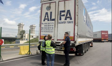 Турция върна 20 камиона с пластмасови отпадъци към България и Европа - 1