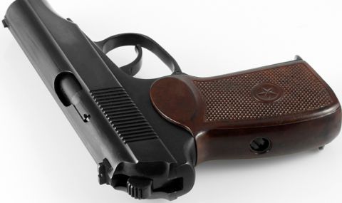 Мъж стреля с пистолет във Варна - 1