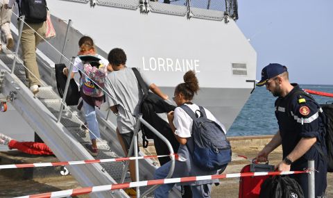 Саудитски кораб с 1687 души от над 50 страни, бягащи от Судан, пристигна в Саудитска Арабия - 1