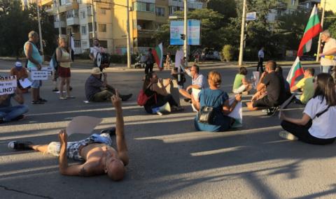 "ГЕРБ са позор" в Бургас, русенци блокират Дунав мост - 1