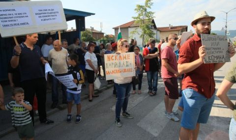 Мащабен протест в Елин Пелин - 1