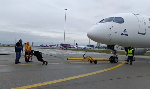 Двама българи теглиха 40-тонен самолет Airbus A220-300 (ВИДЕО) - 1