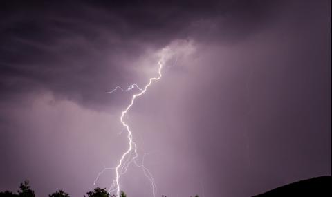 Мъж засне как мълния, пада почти в краката му (ВИДЕО) - 1