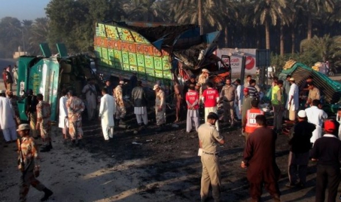 Десетки загинали в автобусна катастрофа в Пакистан - 1