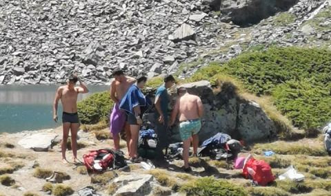 Засякоха туристи да се къпят в Окото - 1