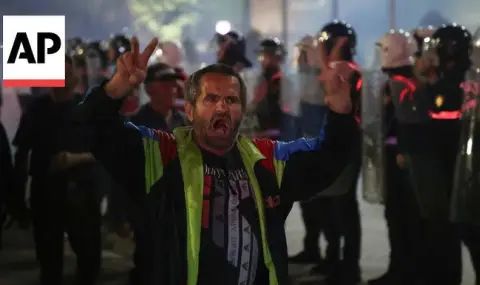 Напрежение и сблъсъци на антиправителствен протест в Тирана ВИДЕО