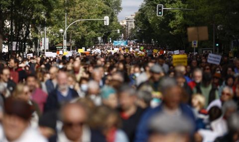 Стотици хиляди испански здравни работници протестираха в Мадрид - 1