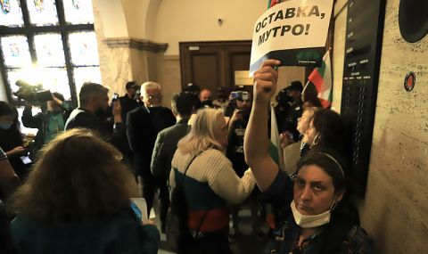 Протестиращи "заключиха" Съдебната палата, за да не влезе Гешев - 1