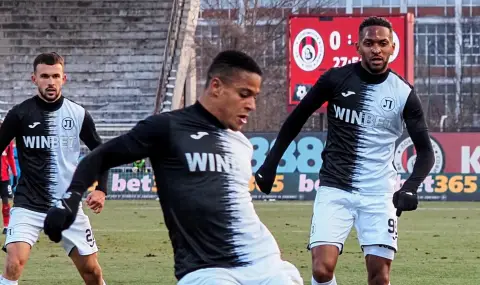 Локомотив Пловдив стартира с минимален успех срещу Добруджа в Първа лига - 1