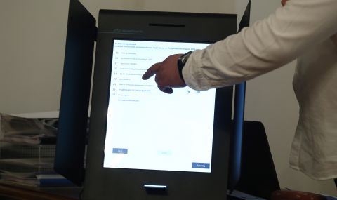 МВР пое охраната на машините за изборите - 1