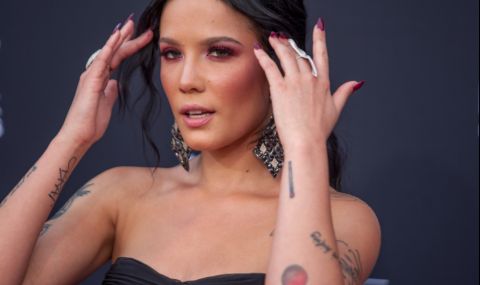 Певицата Холзи съобщи важна новина с гола фотосесия - 1