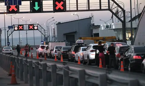 Crimea crisis: 1,300 cars blocked in front of the Kerch bridge  - 1