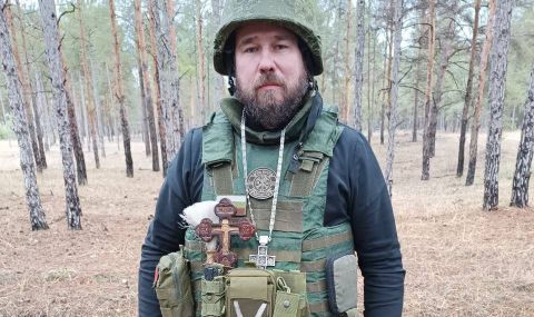 Свещеник, който придружава руската армия, носи българското знаме - 1