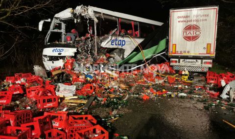 Трима загинаха в катастрофа между автобус и камион - 1