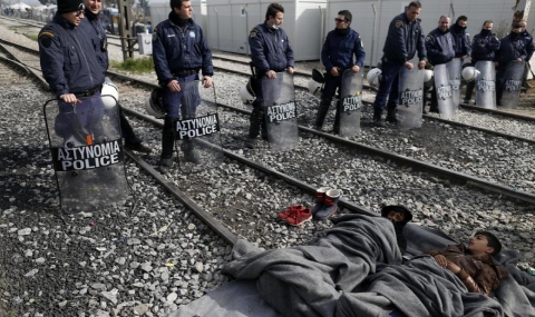 Бежанци протестират и всяват смут на гръцката граница - 1