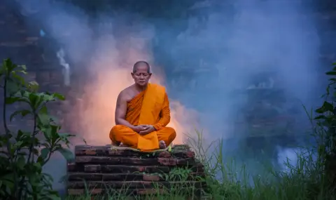 Скандал разтърси будистката общност: Арестуваха тайландка, изнудвала монаси със секс записи  - 1