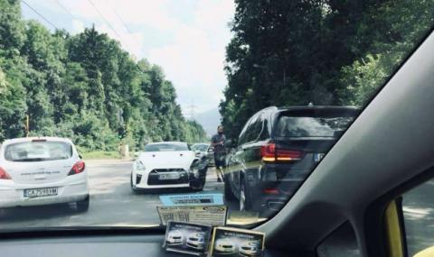 BMW помете Nissan GTR  в центъра на София (СНИМКИ) - 1