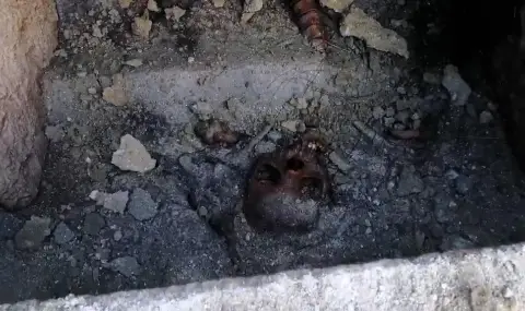 Откриха непокътнат гроб под каменни плочи в Хераклея Синтика (ВИДЕО) - 1