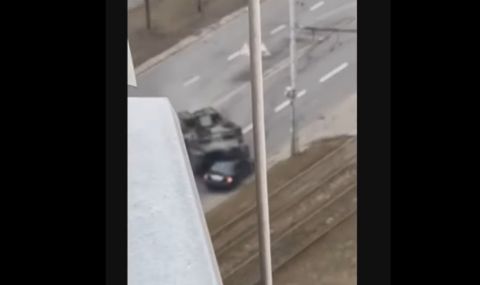 Руски танк размаза цивилна кола с възрастен човек в нея - 1