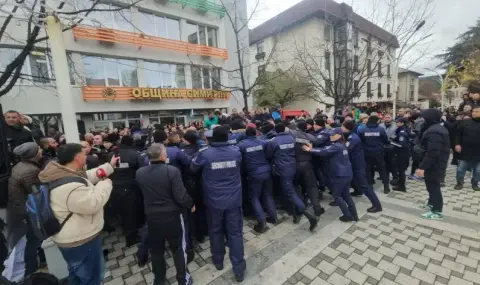 Напрежение в Симитли: Противници и фенове на кмета почти стигнаха до сблъсъци - 1