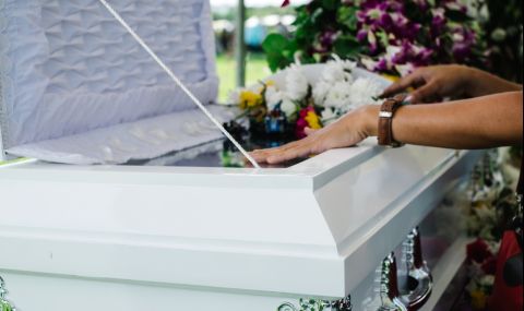 3-годишно момиченце се оказа живо в ковчега на погребението си - 1