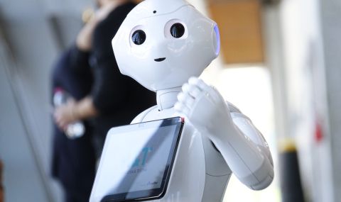 Хуманоиден робот отговаря на въпросите на посетителите в Археологическия музей в Солун - 1