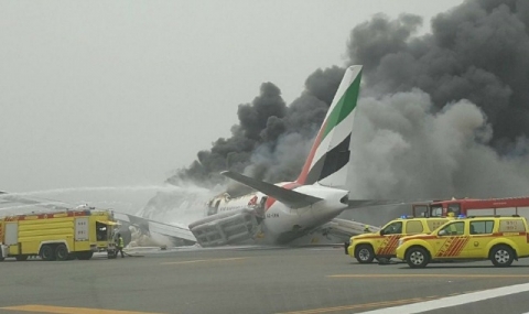Самолет катастрофира при кацане в Дубай - 1