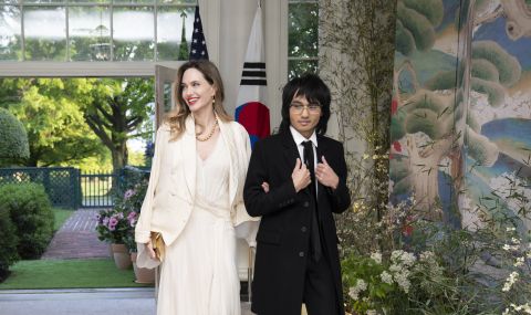 Анджелина Джоли и синът ѝ Мадокс бяха специални гости в Белия дом (СНИМКИ) - 1