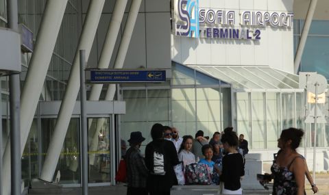 Полицейска операция на летище "София" заради сигнал за бомба  - 1