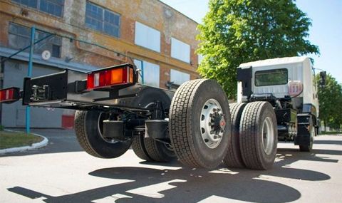 Знаете ли защо задните гуми на някои камиони са във въздуха? - 1
