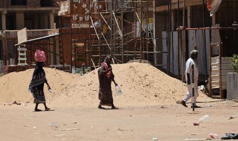 Хиляди бягат след неуспешен нов опит за прекратяване на огъня в Судан (ВИДЕО) - 1