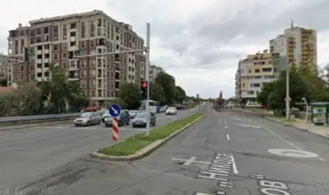 Автомобил с мигранти катастрофира край подлез в Бургас