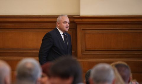 Демерджиев връчва нови пистолети и бронежилетки на служители в системата - 1