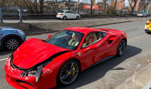Мъж си купи Ferrari и успя да му се порадва само 3 километра преди да го блъсне - 1