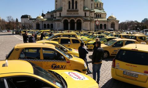 Таксиметрови шофьори излизат на протест в центъра на София - 1