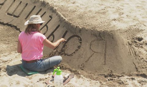 Българската азбука, изваяна от пясък на бургаския плаж, е дело на чужденци - 1