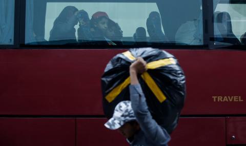Задържаха български ван с нелегални мигранти - 1