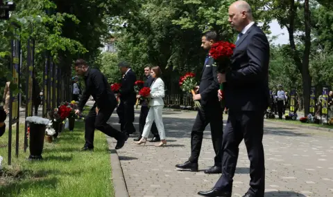 Желязков и Зеленски поднесоха цветя на Алеята на героите в Одеса (Снимки) - 1